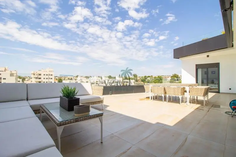 Ático de Lujo en Villamartín con Jacuzzi y Vistas al Mar