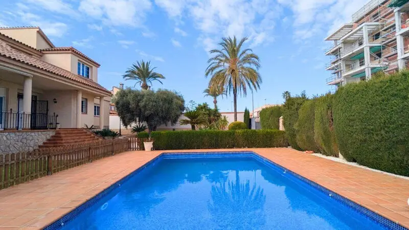 Villa en Mil Palmeras Alicante 342m2 con Piscina Privada