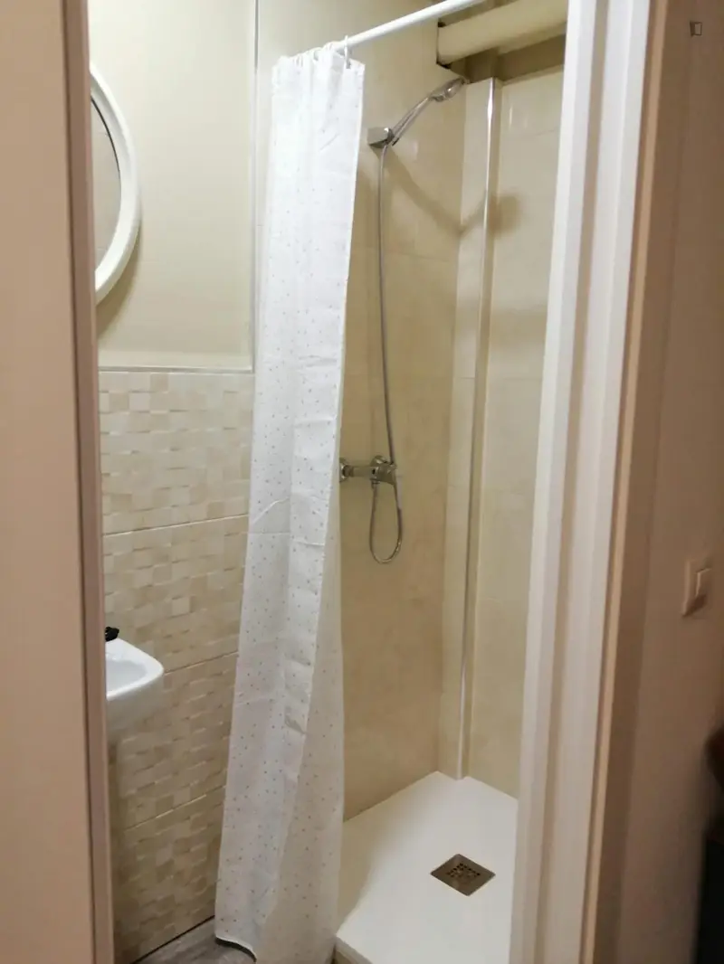 Habitaci
ón Doble con Ba
ño Privado en Piso Compartido