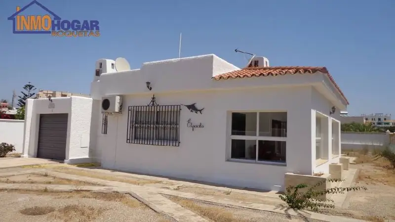 Chalet en Roquetas de Mar con Garaje y Jardin Cerca de la Playa