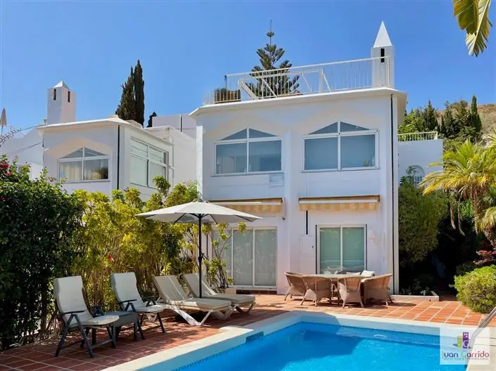 Villa en Venta Nerja 4 Dormitorios Piscina Privada