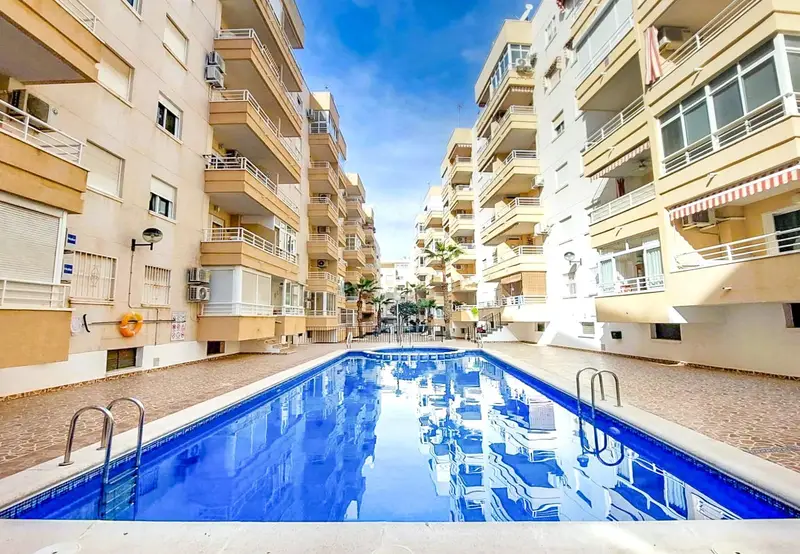 Apartamento en Torrevieja con Piscina y Terraza Cerca de la Playa