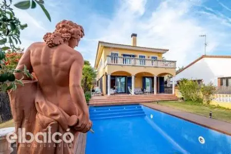 Chalet de Lujo con Piscina Privada en Calafell