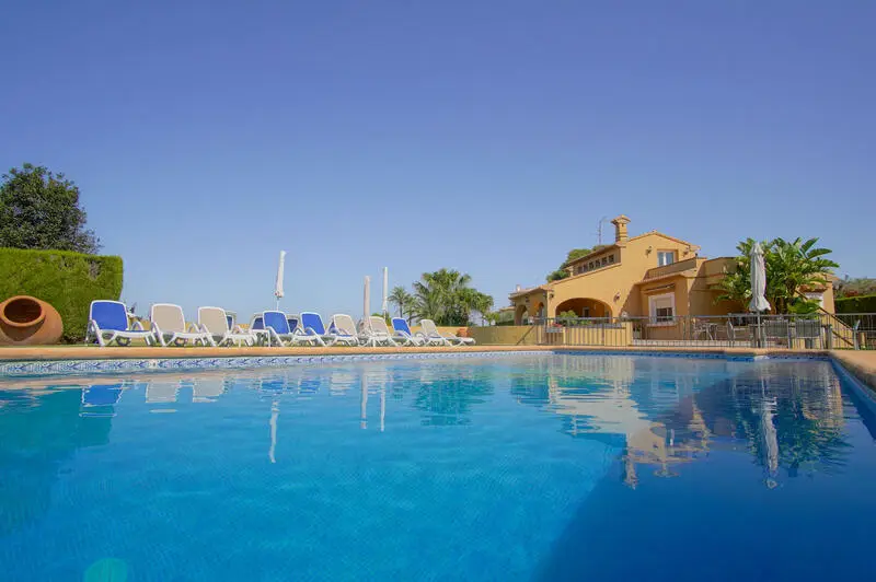 Villa en Benissa con 11000m2 de terreno y piscina