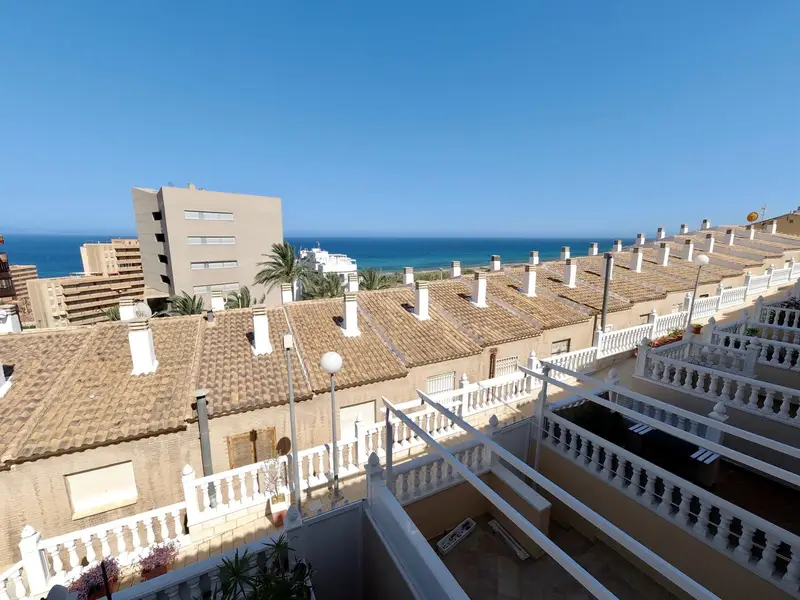 Bungalow en Los Arenales del Sol con Piscina y Garaje