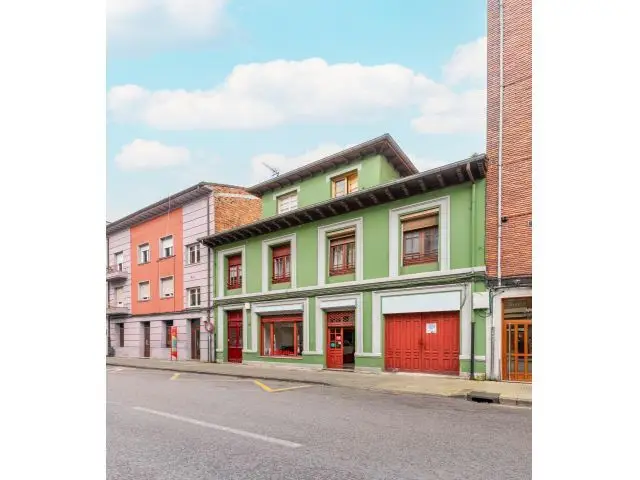 Edificio con 3 Viviendas y Local Comercial en Lada Alta Rentabilidad