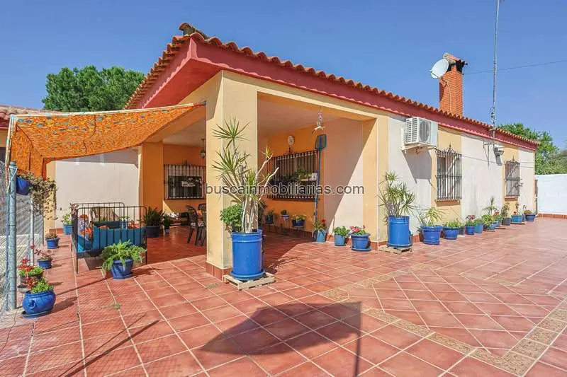 Chalet en venta Coria del Rio 4 dormitorios gran jardin piscina