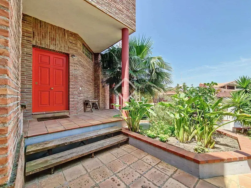 Chalet en Vilanova i la Geltrú con jardín y vistas al mar