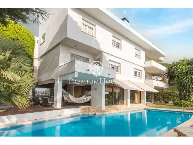 Casa en Cabrils con Piscina y Bodega Cerca de la Playa