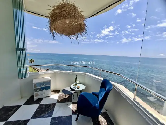 Apartamento en Calahonda Primera Linea de Playa con Vistas al Mar