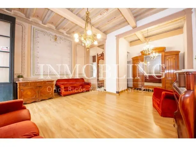 Casa Emblem	tica Con Local Comercial En Venta