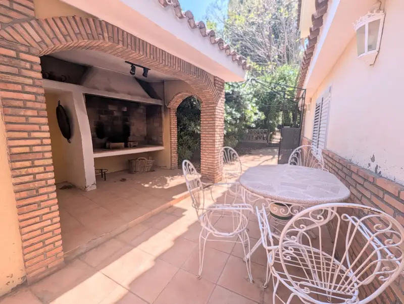 Chalet en Borriol con Vistas a la Montaña y Piscina Privada