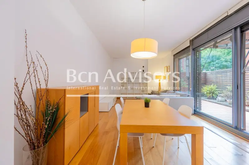 Formidable piso con terraza y zona comunitaria con jardín y piscina en Poblenou