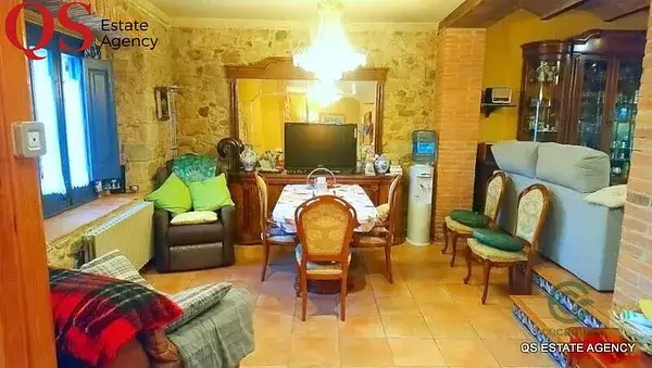 Casa Rústica en Caldes de Malavella con 4 Dormitorios y Jacuzzi