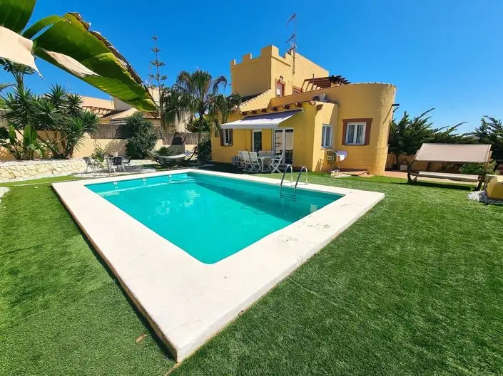 Villa 3 Dormitorios en Venta Piscina y Cine