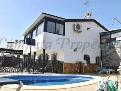 Casa en Venta con Vistas al Mar y Piscina Privada