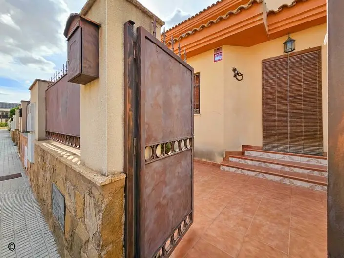 Casa Adosada 4 Dormitorios Pinoso Reformada