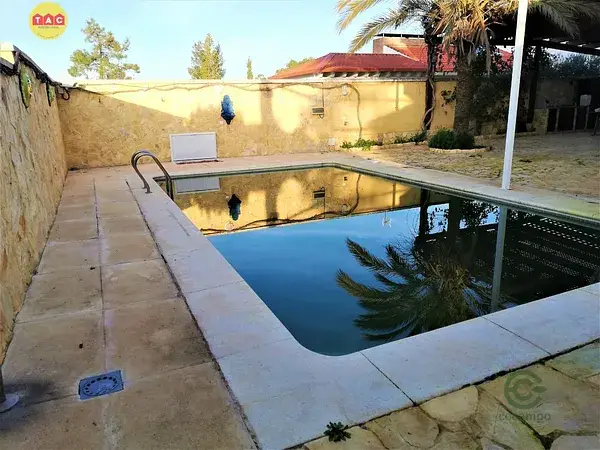 Villa de Lujo en Lepe con Piscina Privada y Amplio Jardin