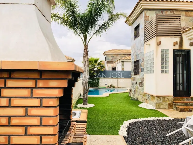 Chalet con Piscina en Aspe Urbanizacion Tranquila