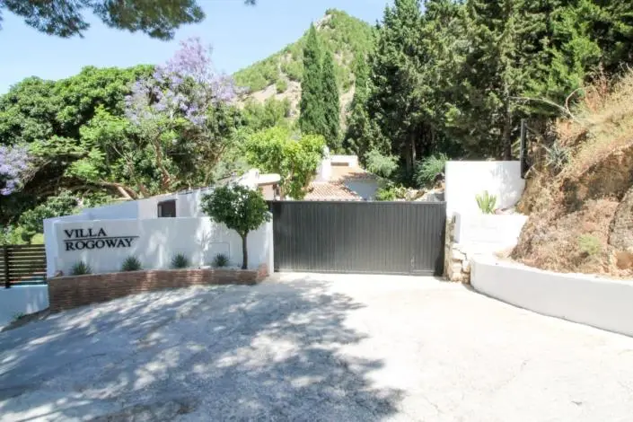 Villa de Lujo con 3 Dormitorios y Vistas al Mar en Mijas Pueblo