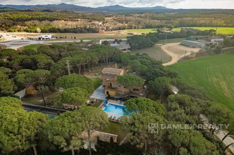 Chalet en venta para 33 personas con piscina y pista de tenis