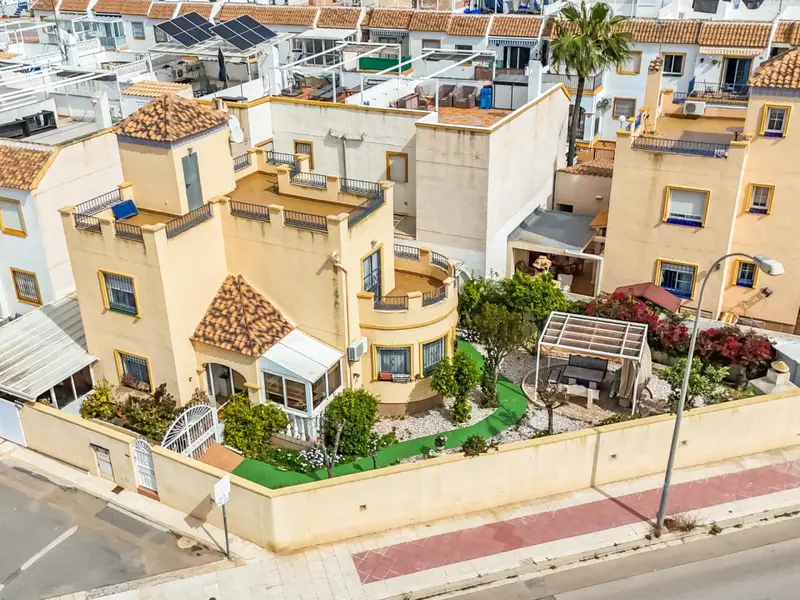 Chalet con Piscina y Vistas al Mar en Orihuela Costa