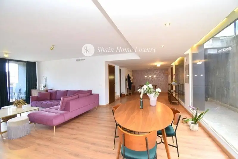 Chalet Moderno Adosado en Chiva con Piscina y Vistas al Golf