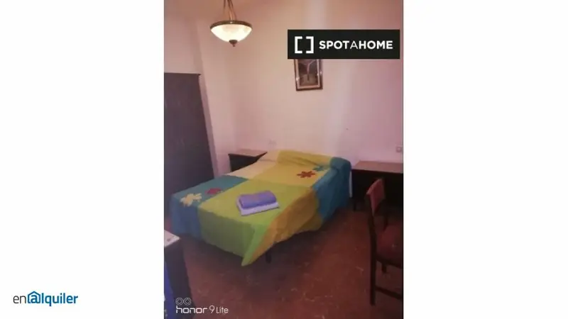 Habitaciones en Alquiler en Piso de 6 Dormitorios en Barriada de la Paz