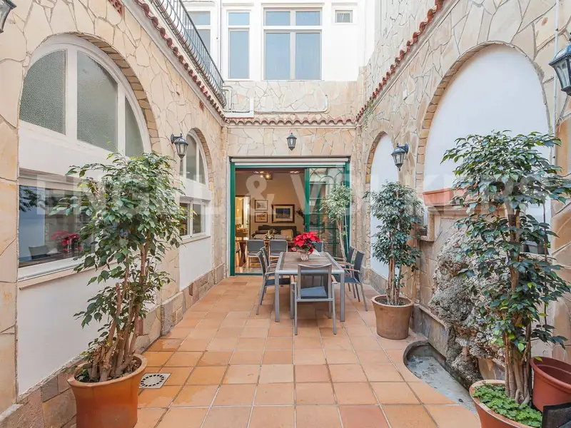Casa en venta en El Masnou  amplia con patio y terraza cerca de la playa
