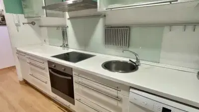 Apartamento Amueblado con Jardín y Garaje en Urbanización Privada