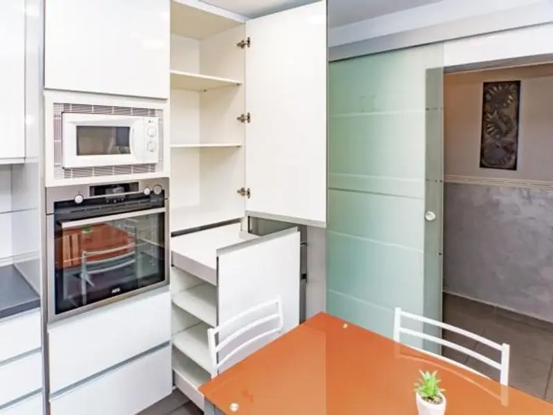 Piso en Venta en Almeria: Amueblado 3 Dormitorios, Cerca del Centro Comercial Mediterraneo