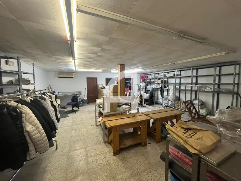 Local Comercial en Venta Terrassa 133m2 Almacén Oficinas