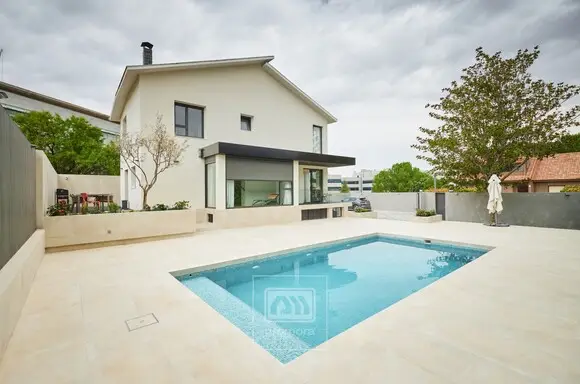 CHALET DE DISEÑO EN ALQUILER DENTRO DE LA URBANIZACIÓN FUENTEHITO - ALCOBENDAS.