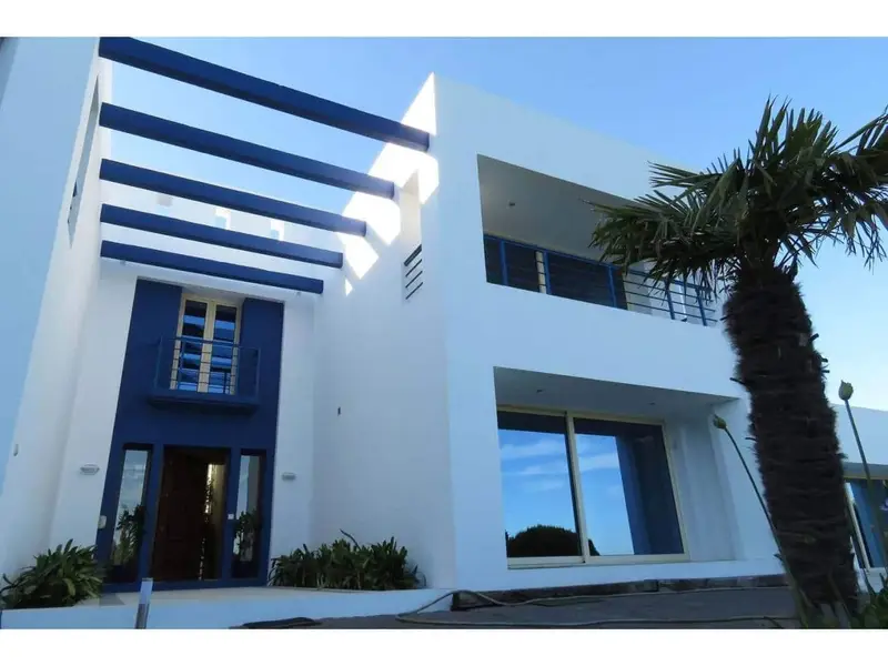 Chalet de Lujo en Tarifa con Vistas al Mar y Amplio Terreno