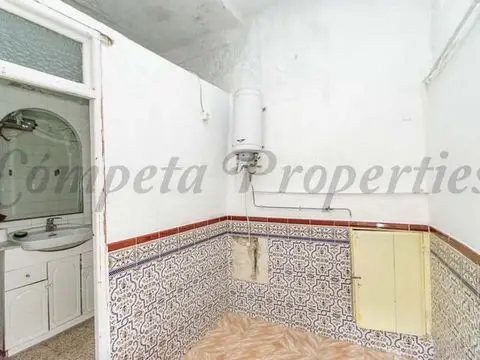 Casa de Pueblo con 17 Habitaciones y Dos Locales Comerciales en Competa