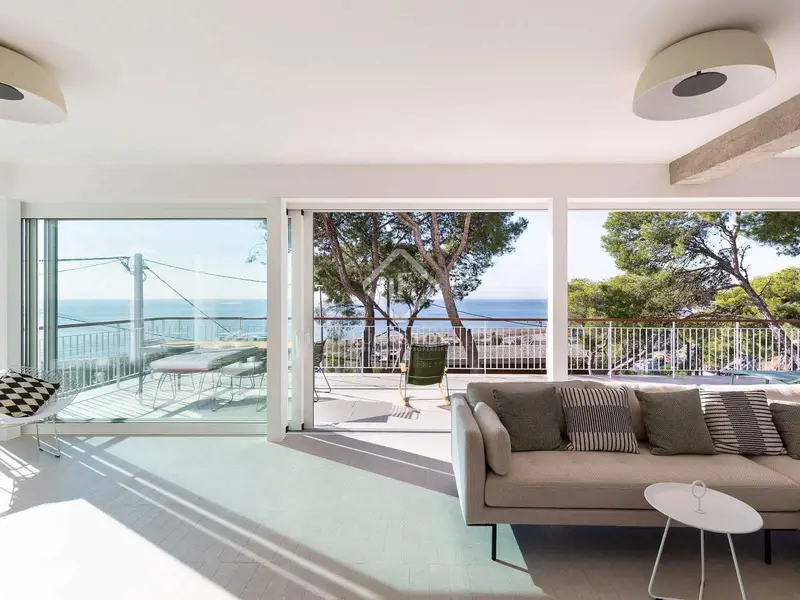 Chalet de Lujo en Castelldefels con Vistas al Mar y al Parque Garraf