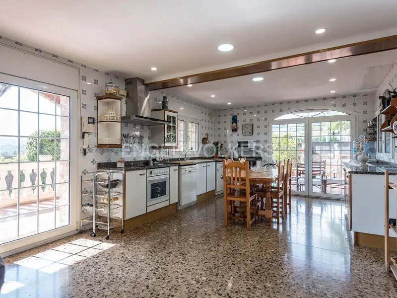 Chalet en Vacarisses con Piscina y Vistas a Montserrat