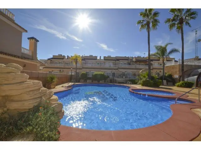 Adosado Con 2 Dormitorios Y 2 Baños, Con Piscinas Comunitaria En Zona Villamartin (Orihuela Costa)