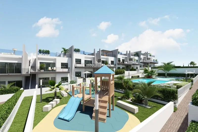 Bungalows en San Miguel de Salinas cerca de campos de golf y playas