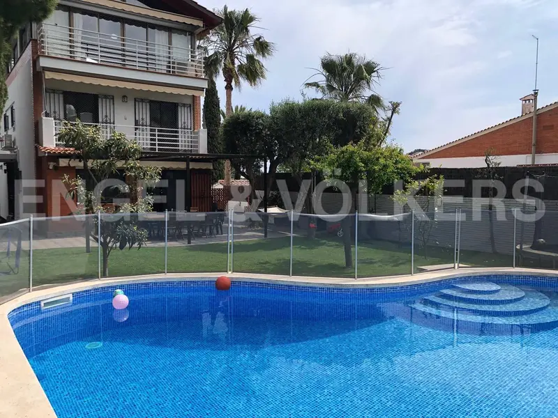 Chalet en Venta Castelldefels Montemar 4 Dormitorios Piscina Jardin