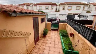 Chalet adosado 120m2 dos plantas patio cochera tres dormitorios