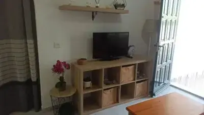 Apartamento amueblado en urbanizaci
"on con piscina cerca de la playa
