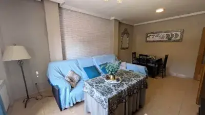 Chalet en Alquiler con 3 Dormitorios y Garaje Cerca de Calle Azalea