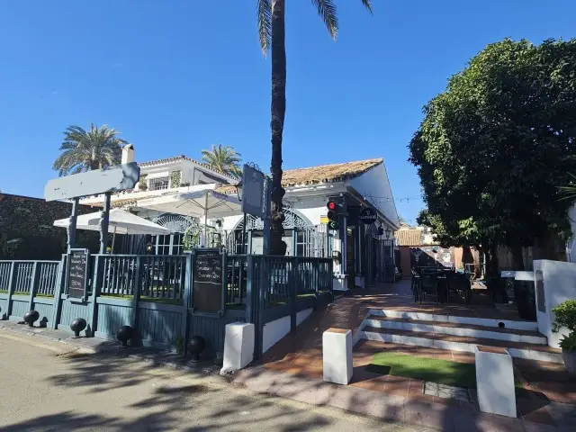 Venta Barra y Apartamento Benavista Estepona Negocio Rentable