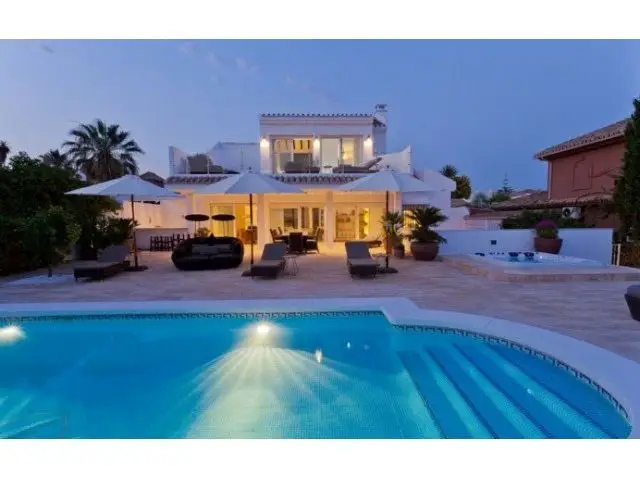 Villa El Rosario Playa Marbella: Lujo en Primera Línea de Playa