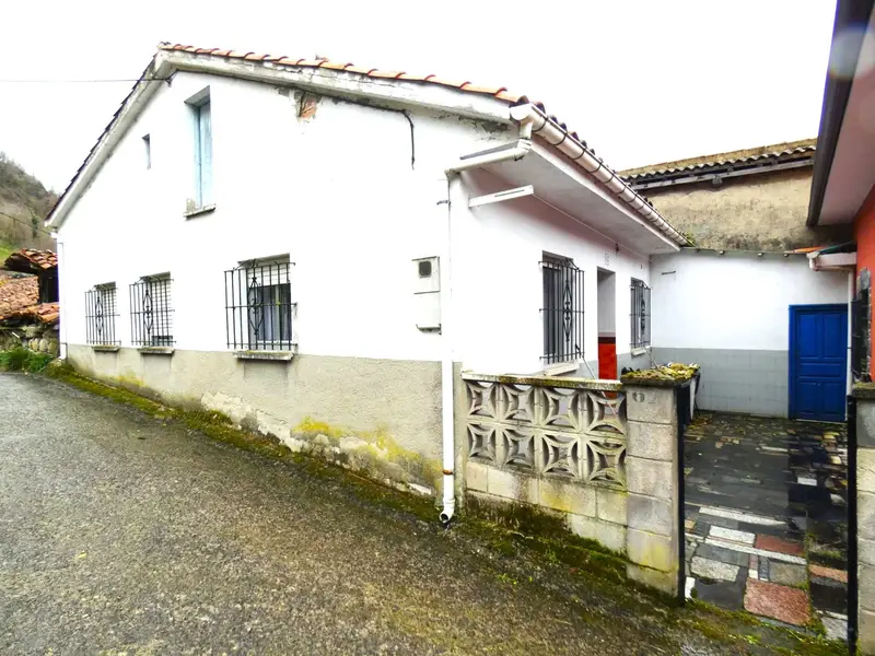 Venta Adosado con Patio en Quirós - 3 Habitaciones - Cochera 6 Coches