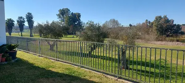 Adosado Reformado en Golf del Guadiana con Domótica y Placas Solares