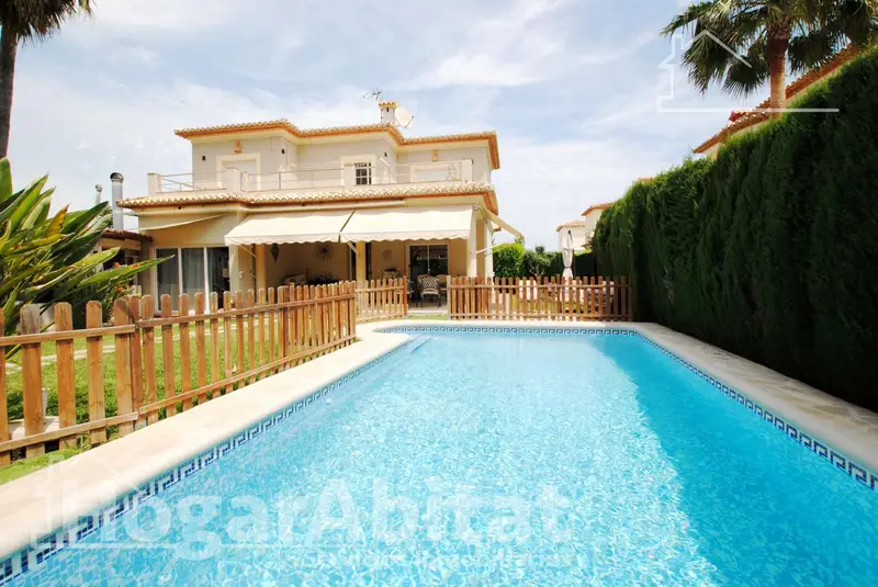 Villa con Piscina y Terraza en Els Poblets