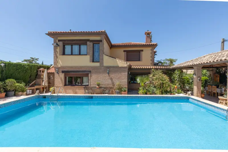 Casa en Venta en Nueva Otura con Calefacci	ón y Piscina