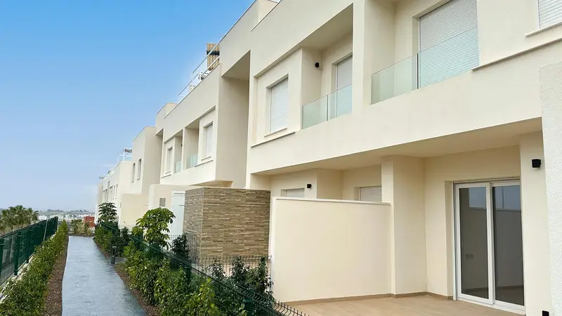 Venta de Villas y Apartamentos con Piscina en Algorfa